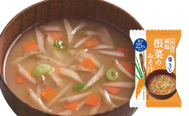 フリーズドライの即席みそ汁 塩こうじ使用。熱湯160mlを注いでかきまぜてお召し上がりください。